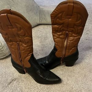 Tow toned cowgirl boots